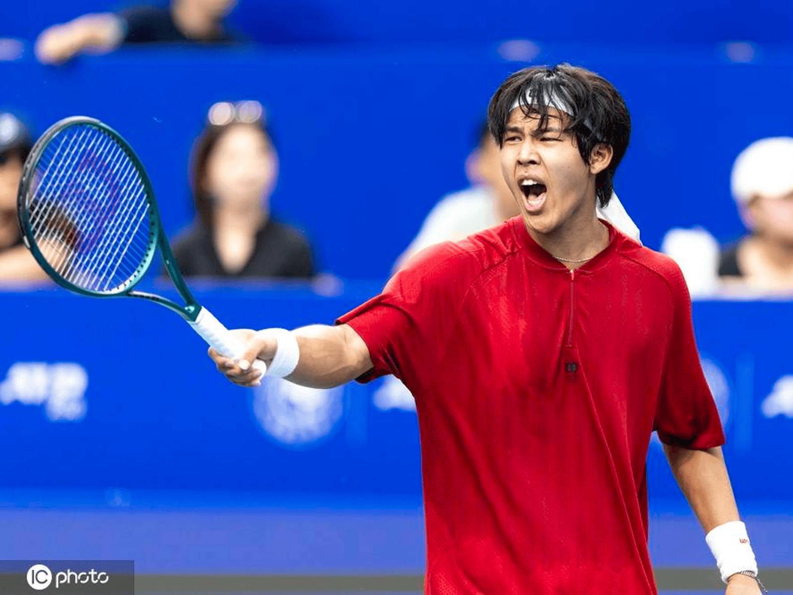 周意狂轰22记ACE 爆冷淘汰诺里 晋级ATP250成都站16强