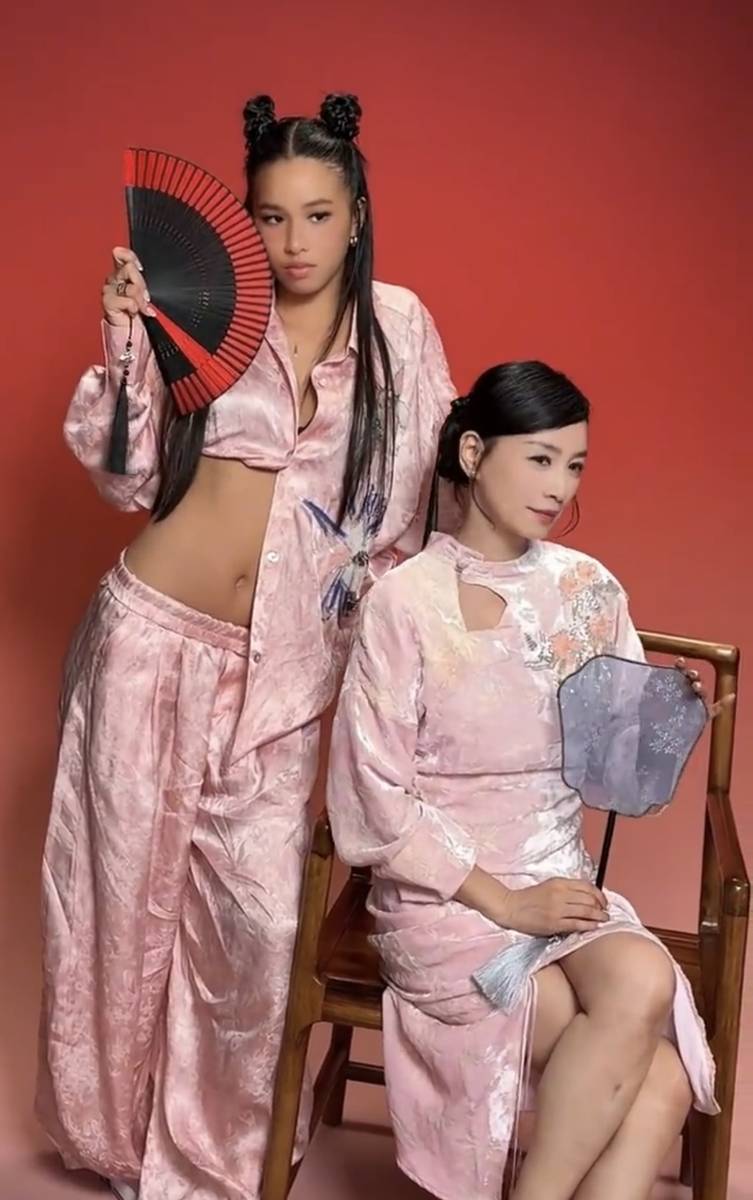 张庭晒一家四口全家福 儿女身高瞩目颜值出挑