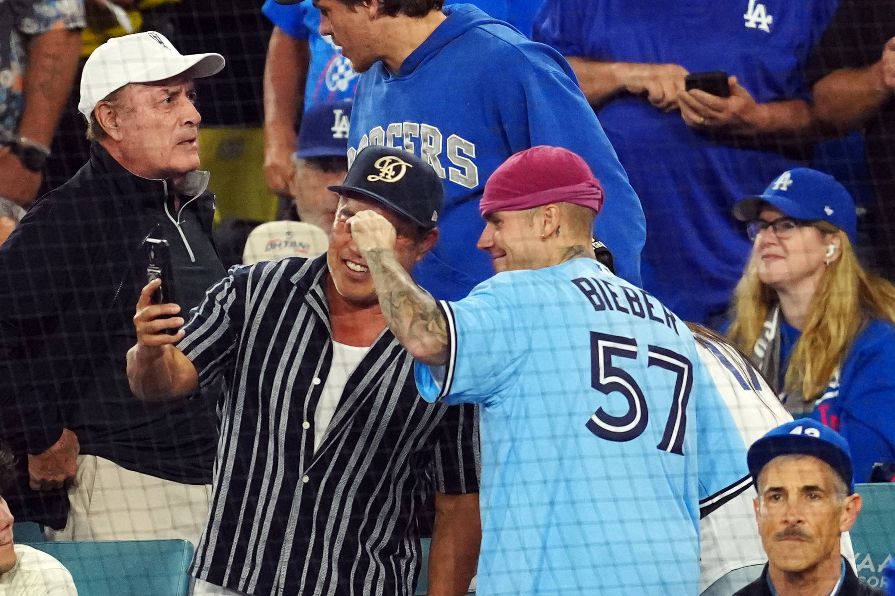 比伯夫妇现身观赛 现场与球迷们合影互动