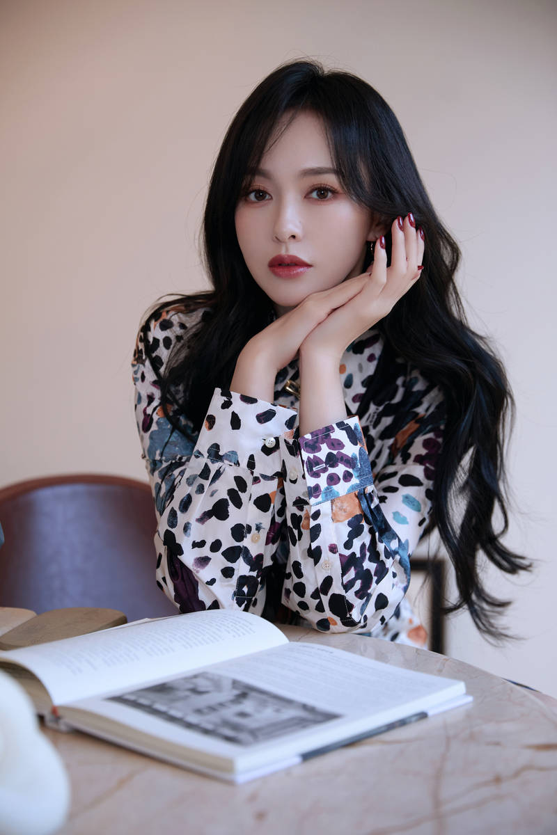 唐嫣穿碎花短裙美腿修长 笑意盈盈优雅又甜美-第2张图片-旧杳电影网