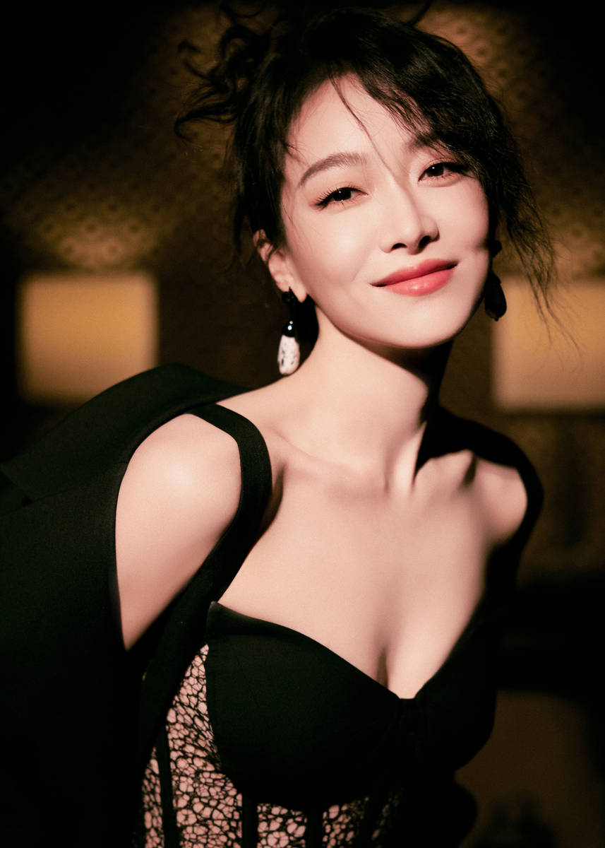 宋茜穿黑色蕾丝胸衣好性感 All Black造型又美又飒