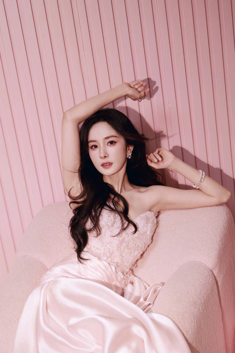 杨幂穿抹胸裙娇嫩甜美！身材苗条状态似花季少女