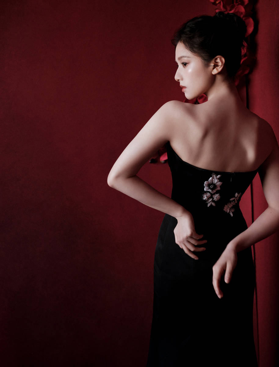 张婧仪黑裙配红花大气又灵动 微闭双眼笑容浅浅