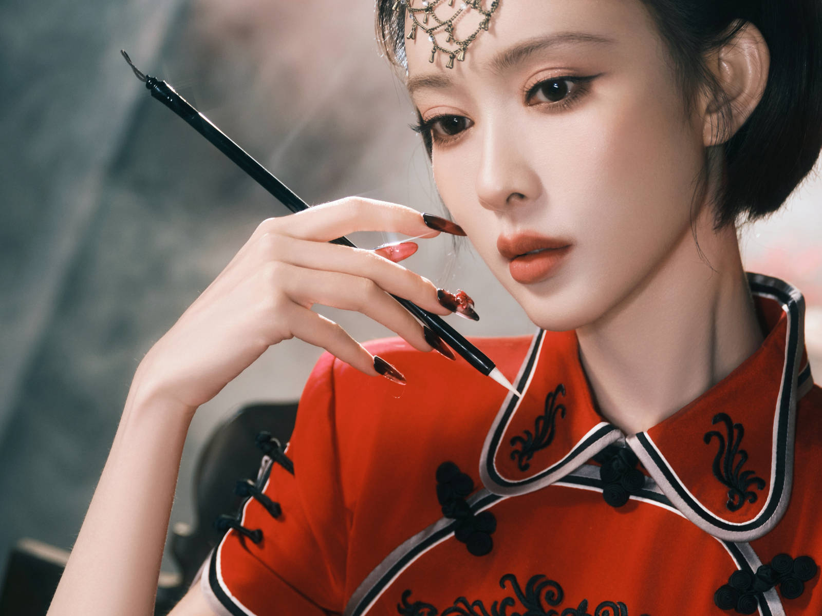 孟子义穿红色旗袍身姿曼妙 手持羽毛扇冷艳动人