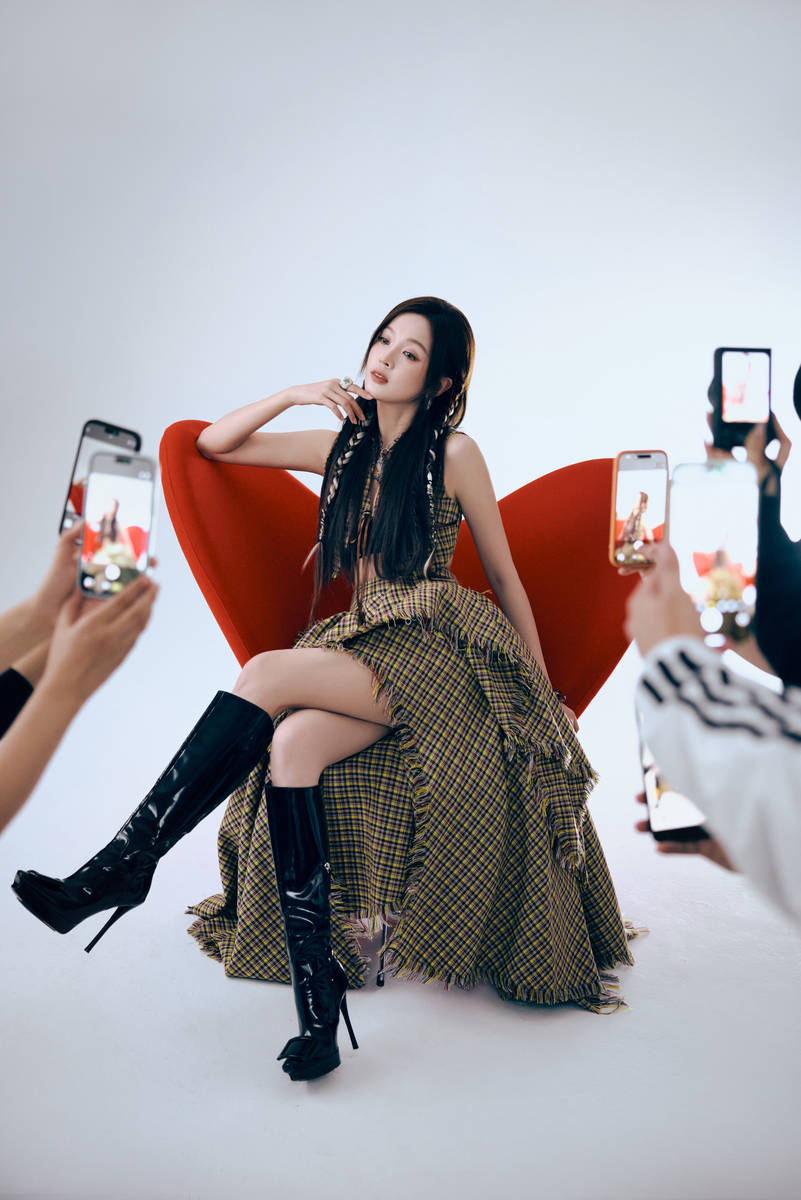 吴宣仪格子连衣裙气质甜美 手拿吉他化身摇滚少女
