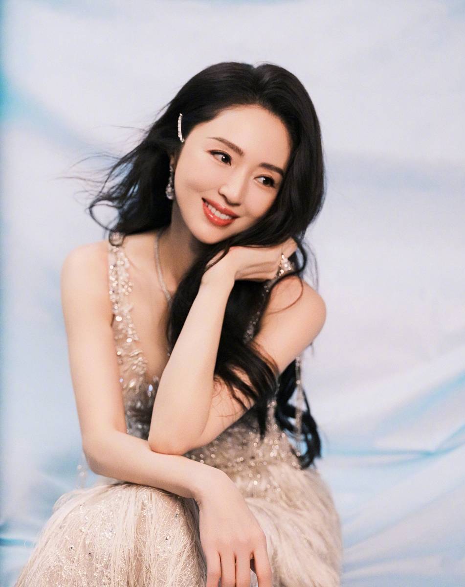 董璇穿碎钻礼裙笑容明媚 大波浪造型女神感十足