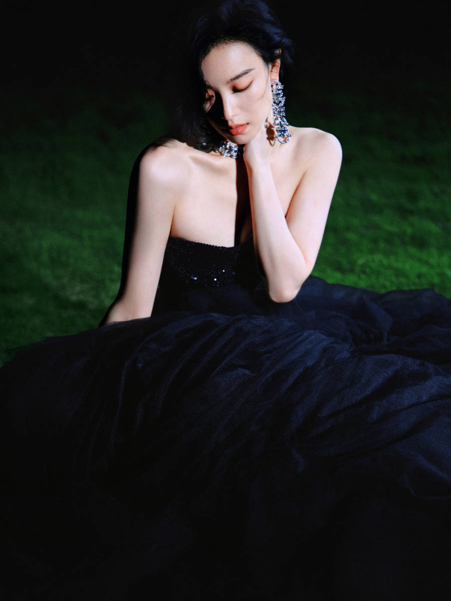 倪妮穿抹胸长裙性感魅惑 黑发红唇眼神妩媚撩人