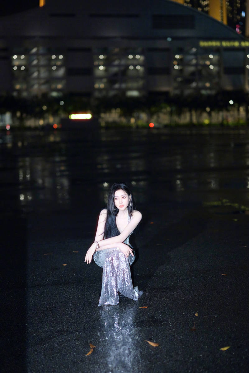 张天爱穿深V长裙格外吸睛 撑伞回眸尽显成熟诱惑