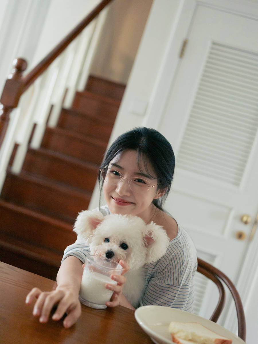 卢昱晓穿单肩上衣与小狗互动 回眸浅笑清纯甜美