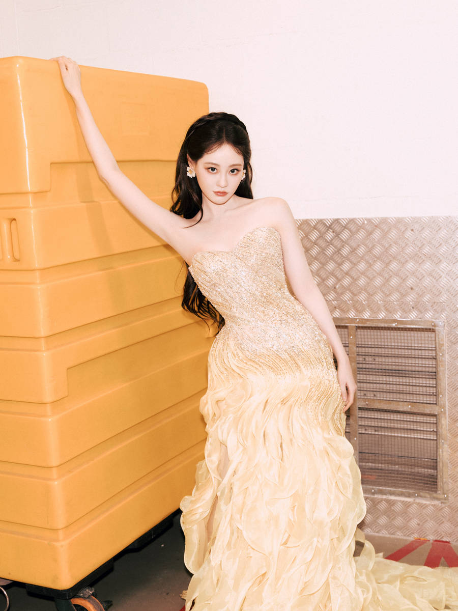 祝绪丹穿纱裙气质明媚娇俏 表情生动宛如在逃公主