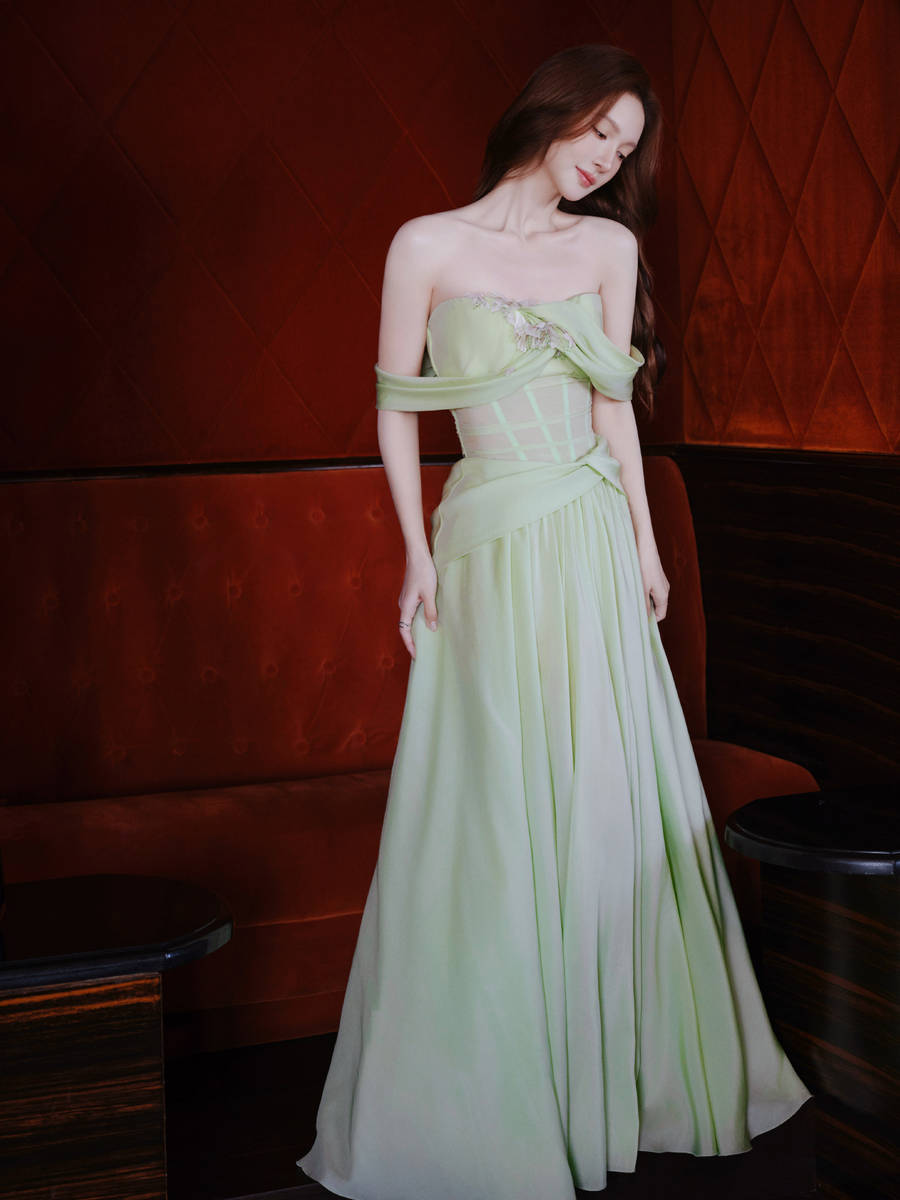 金晨穿纱裙清新梦幻 肌肤白皙眼神慵懒魅力四射