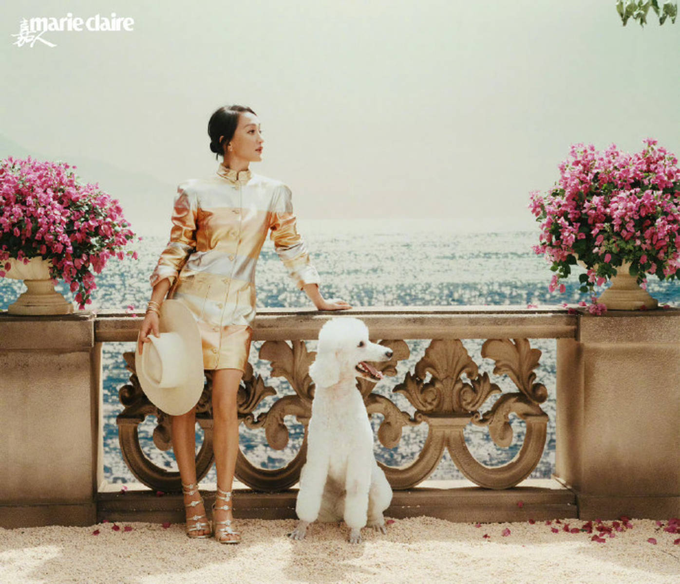 周迅的顶级松弛感太绝！倚栏远眺赤脚踏沙