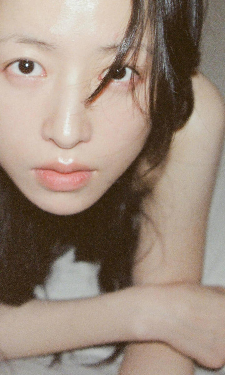 周雨彤素颜胶片曝光 尽显自然纯粹之美