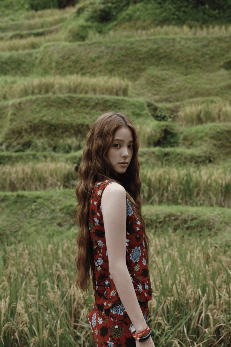 欧阳娜娜碎花裙融入自然里 静止与流动都透着美好-第2张图片-旧杳电影网