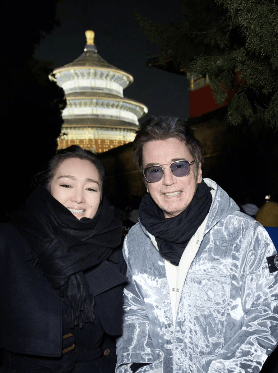 巩俐和老公打卡北京中轴线 两人亲密依偎画面温馨