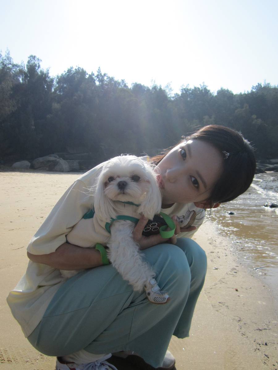 程潇晒海边美照秒变明媚少女！隔空吻宠物狗超有爱