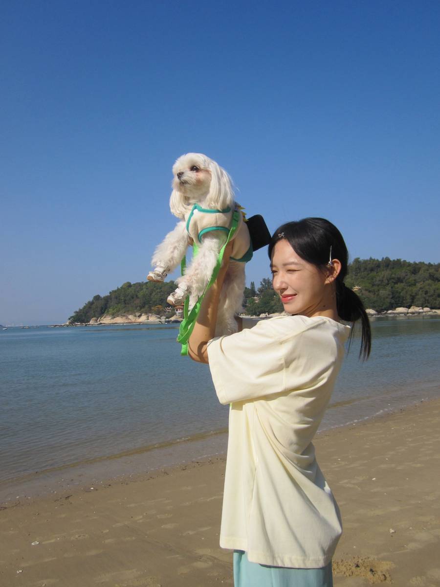 程潇晒海边美照秒变明媚少女！隔空吻宠物狗超有爱
