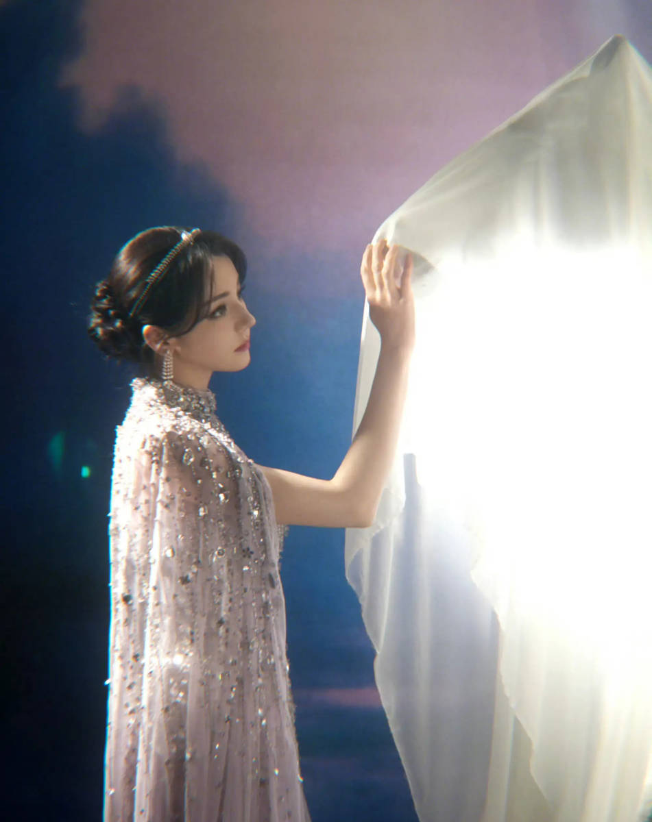 迪丽热巴身穿银色纱裙美轮美奂 盘发造型唯美优雅-第2张图片-旧杳电影网