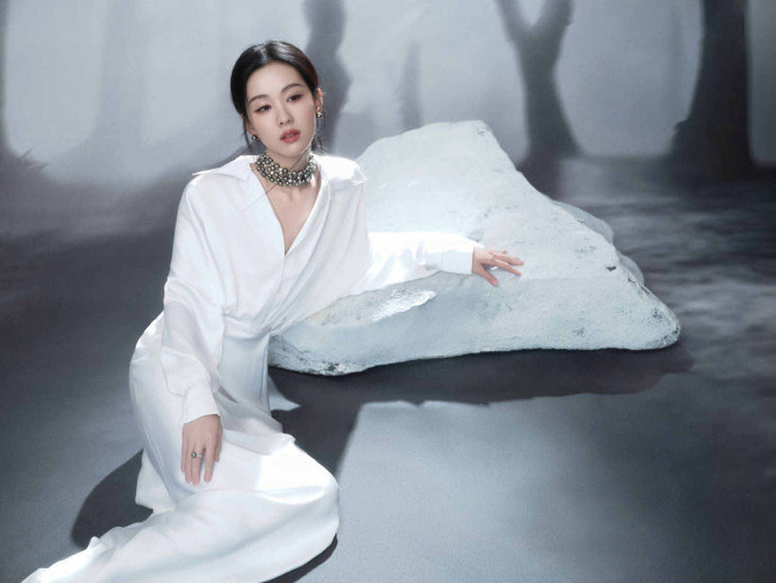 陈都灵白色系look天然纯净 眼神无辜楚楚动人