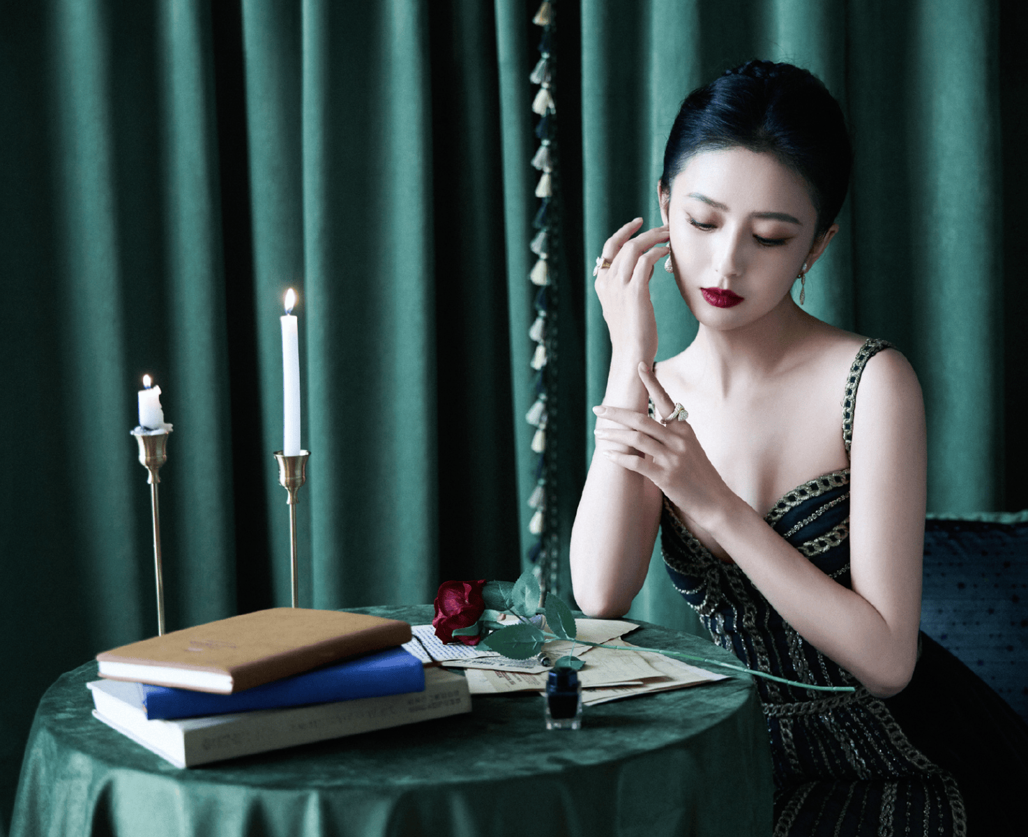 佟丽娅穿墨绿丝绒裙肩颈纤美 窈窕身姿优雅动人