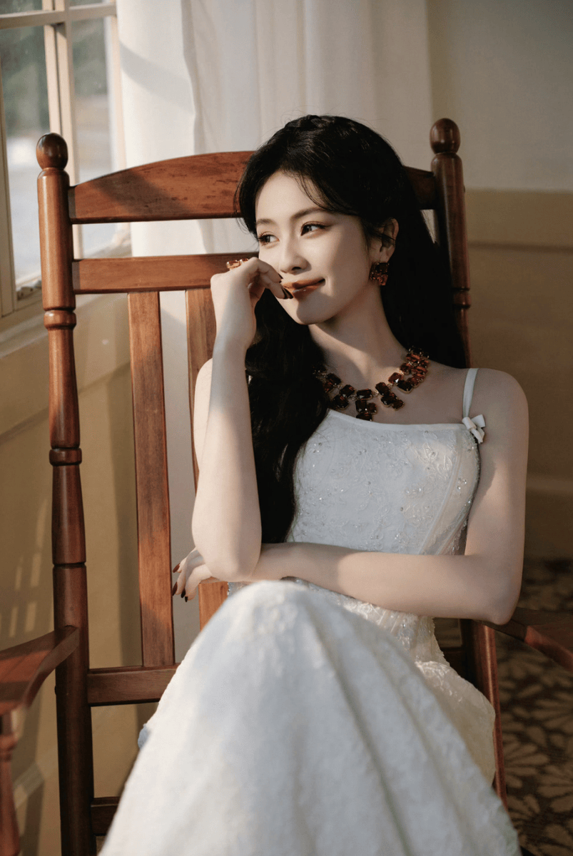 白鹿穿钻饰蕾丝礼裙秀窈窕身姿 公主气质温婉动人