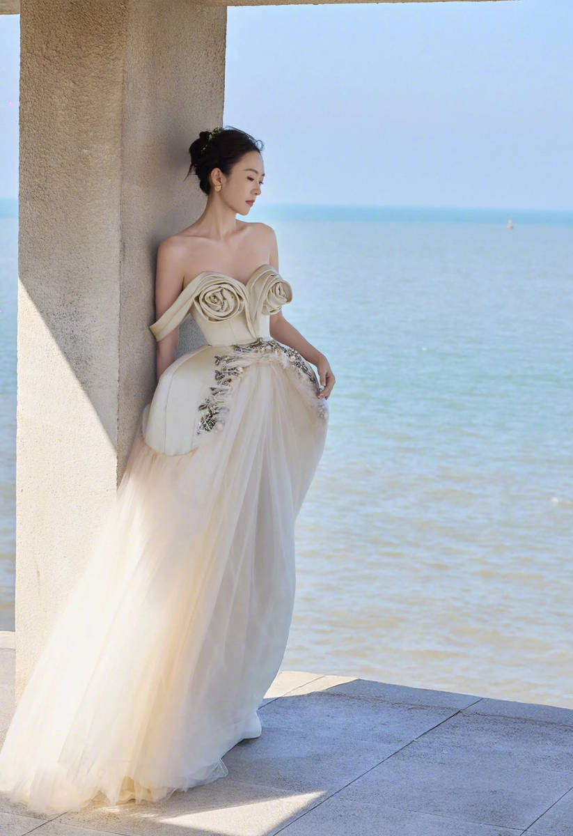 童瑶穿白玫瑰抹胸裙气质佳 海边露明媚笑容好养眼