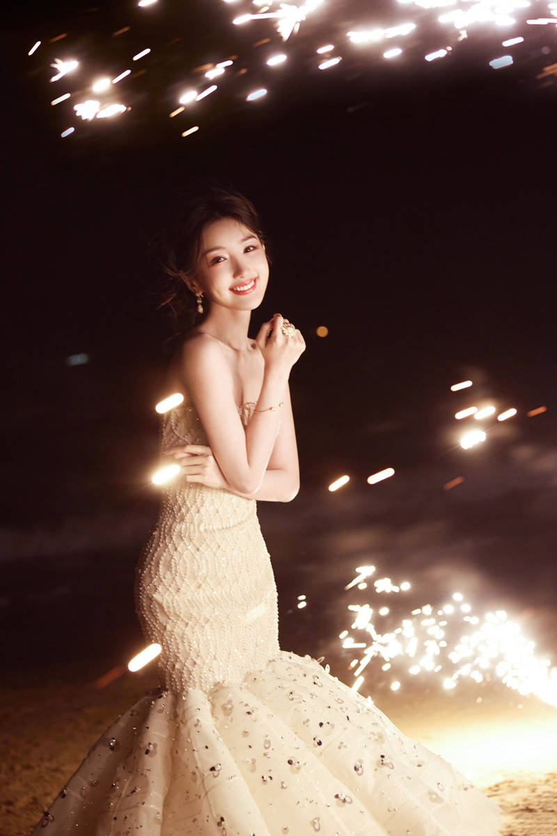 毛晓彤置身烟花丛中梦幻美丽 笑容甜美楚楚动人