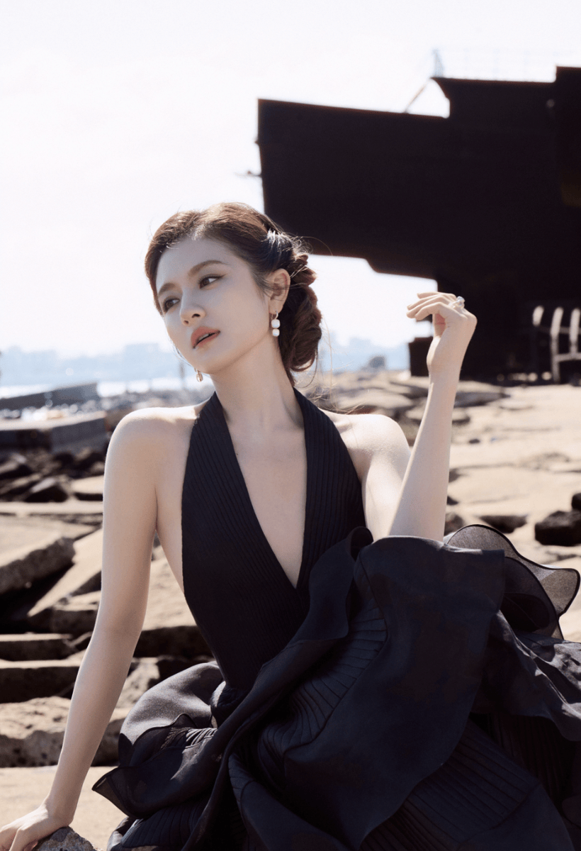 李兰迪挂脖深V礼裙勾勒身材线条 盘发造型精致利落