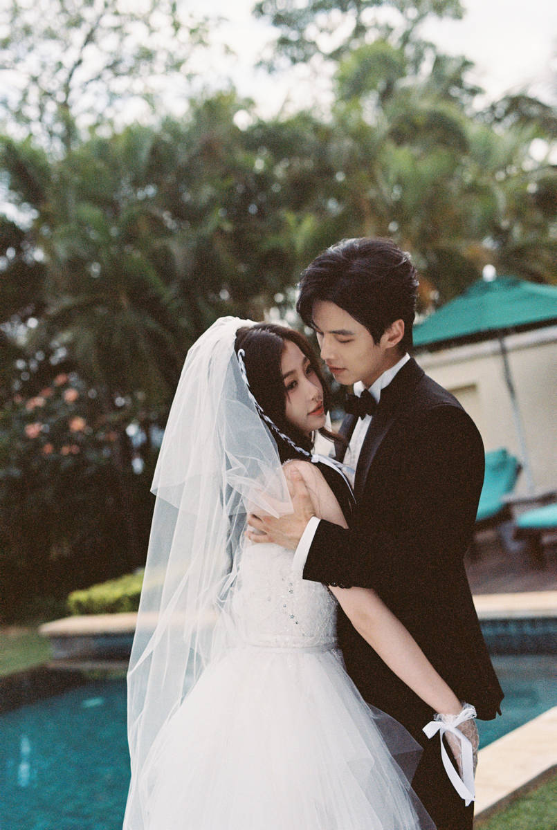 虞书欣何与晒婚纱照cp感拉满 亲昵贴贴画面养眼