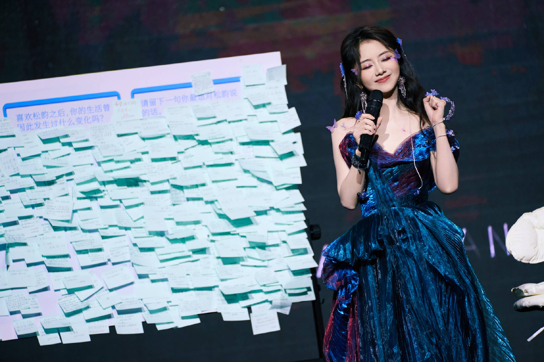 谭松韵蓝紫抹胸裙唯美动人 宛若幻蝶仙女魅力十足