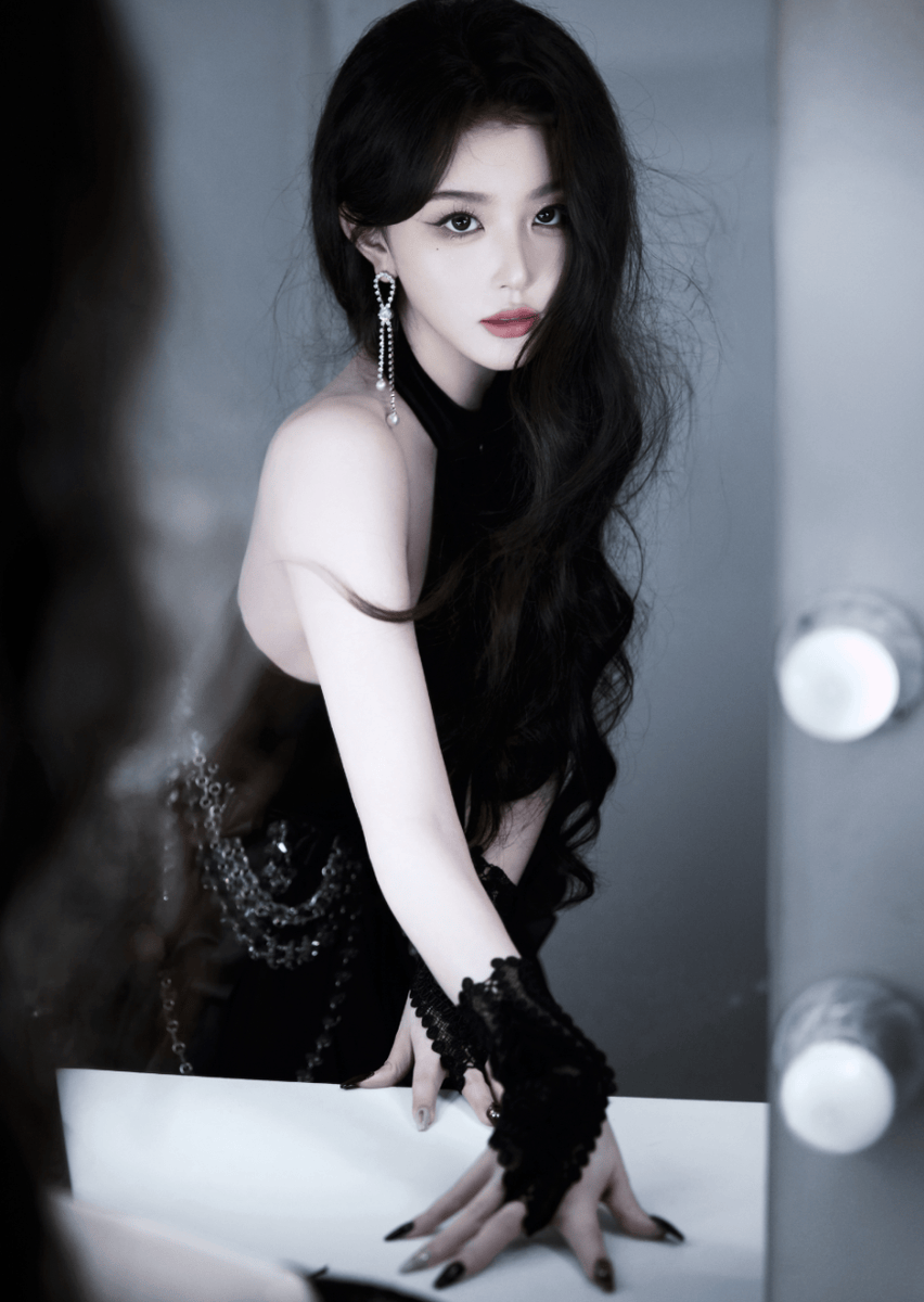 孔雪儿穿露背裙装酷飒性感 神态妩媚灵动超养眼