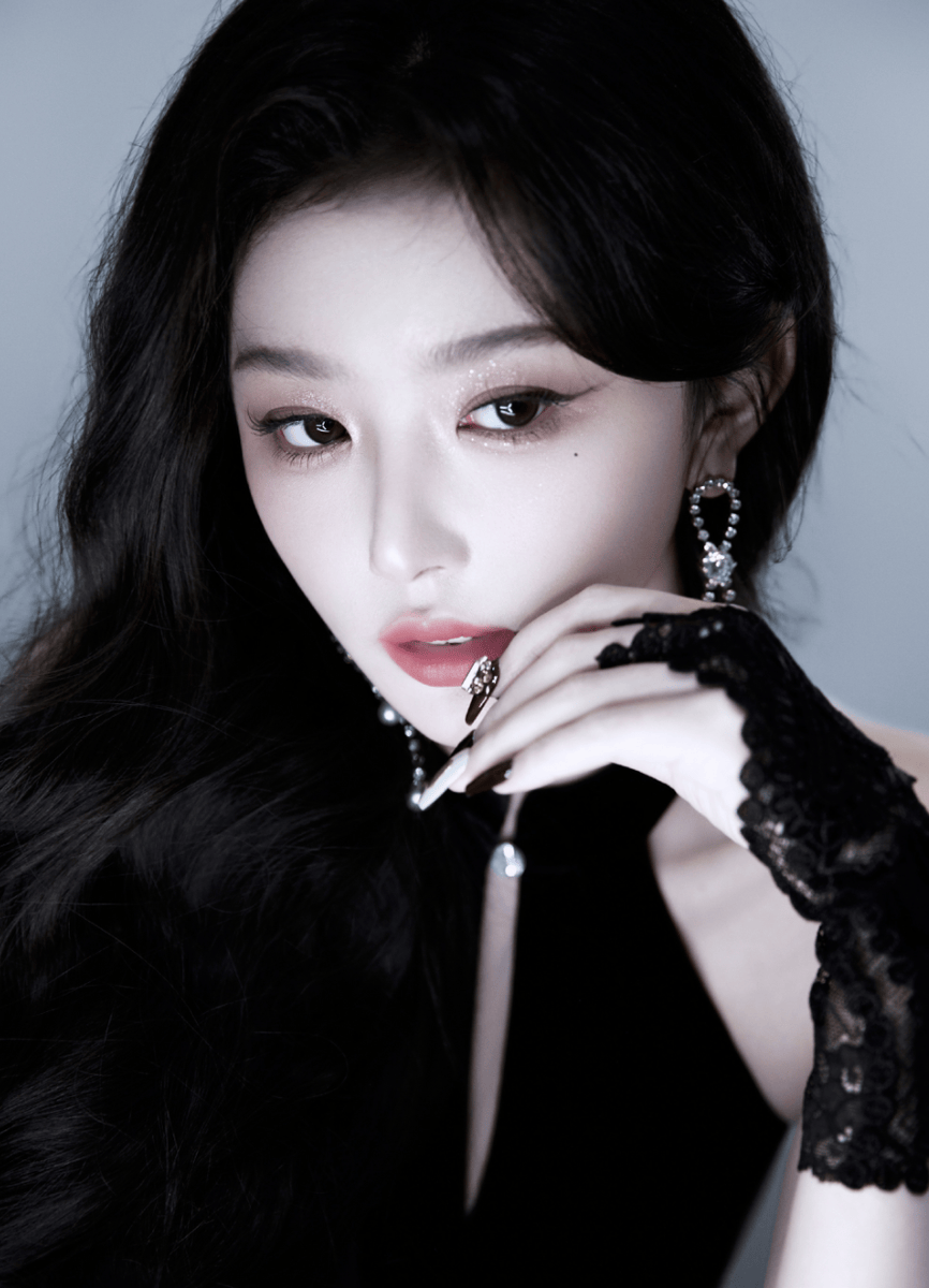 孔雪儿穿露背裙装酷飒性感 神态妩媚灵动超养眼