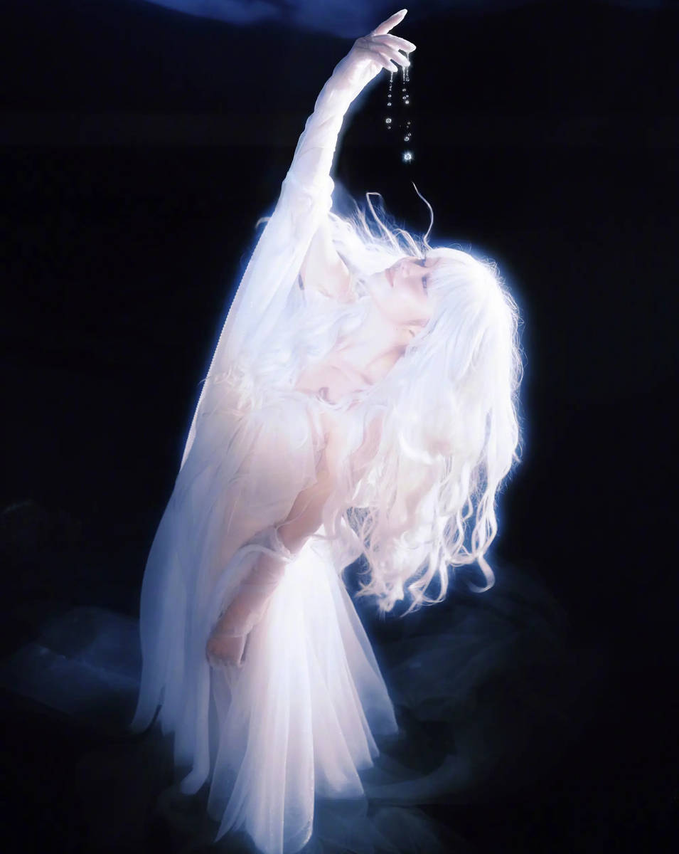 谭松韵白裙白发清冷又优雅 垂眸深思宛如神女降临