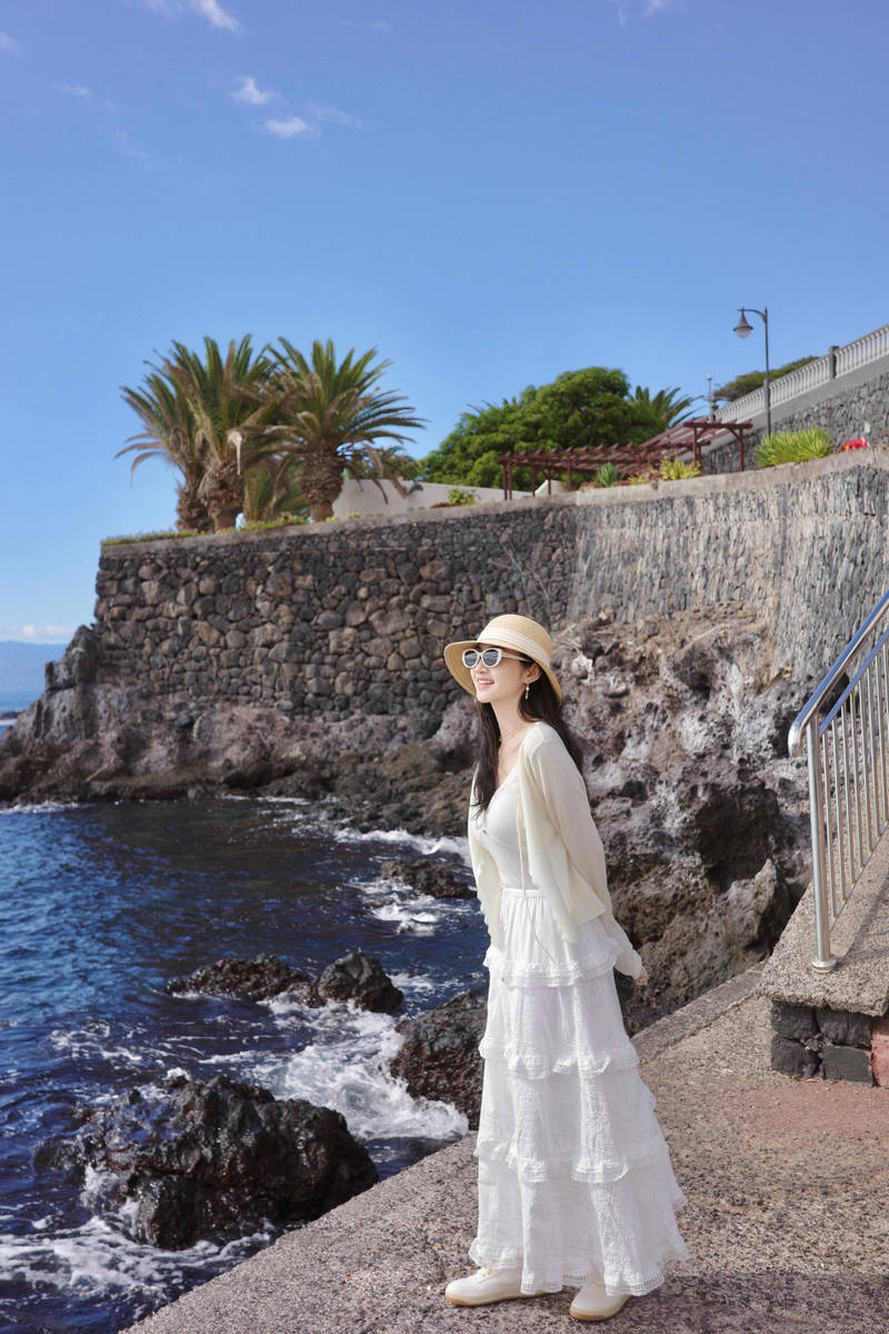 景甜晒海边美照好养眼！穿白色吊带裙气质清新靓丽