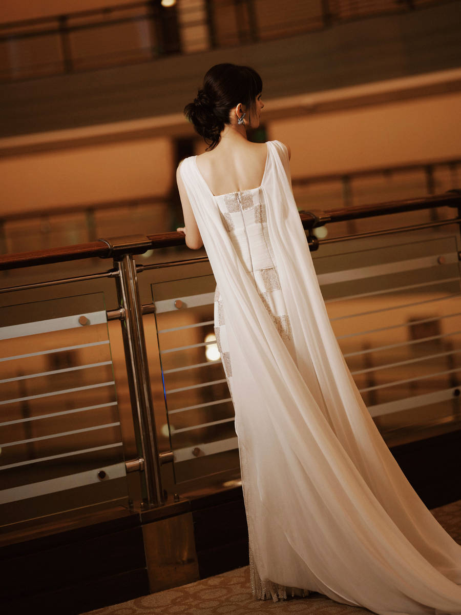 赵丽颖穿流苏裙气质优雅迷人！梳齐刘海发型超可爱