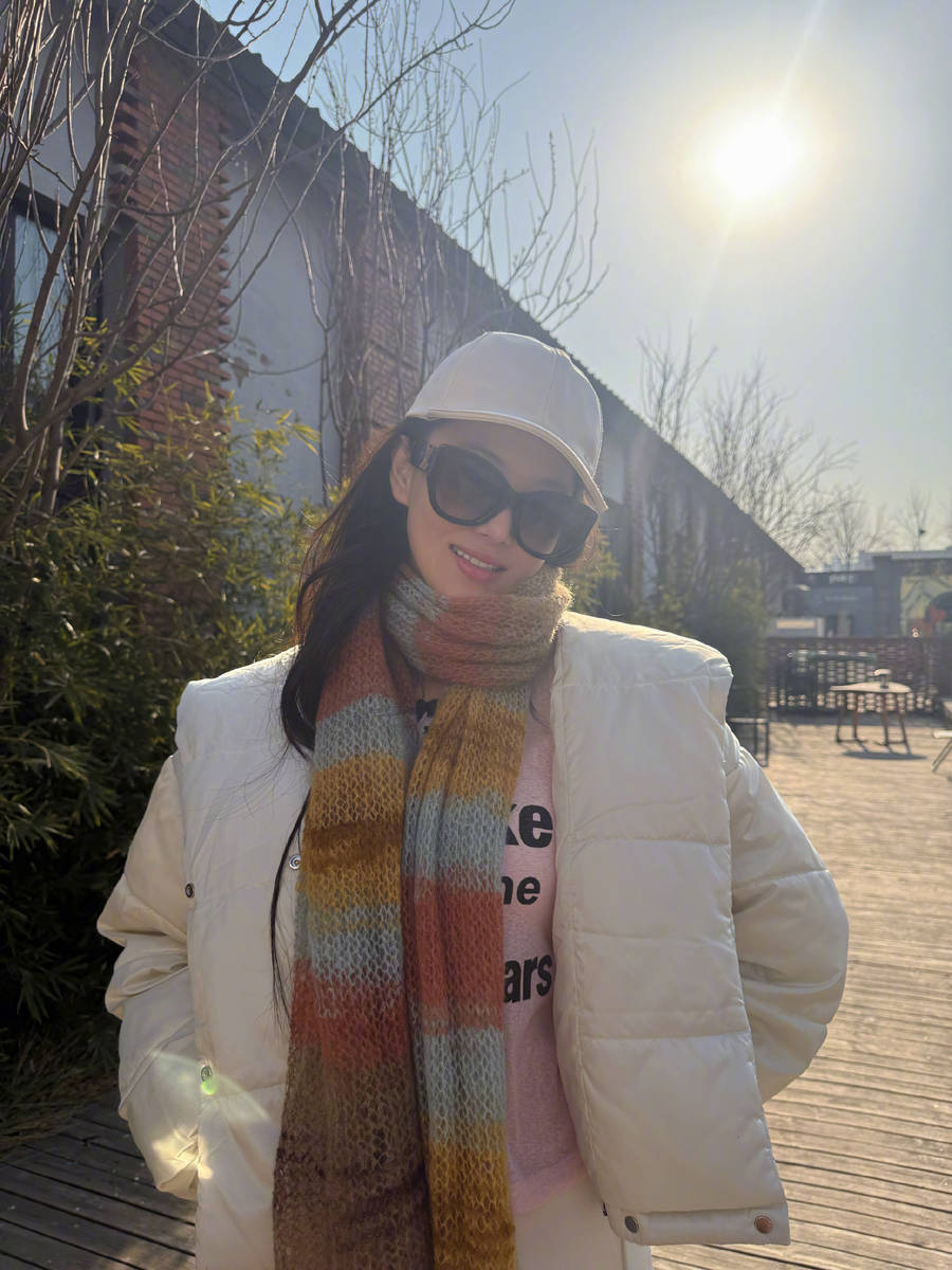 张馨予系上妈妈亲手织的围巾拍照！笑容满面好幸福