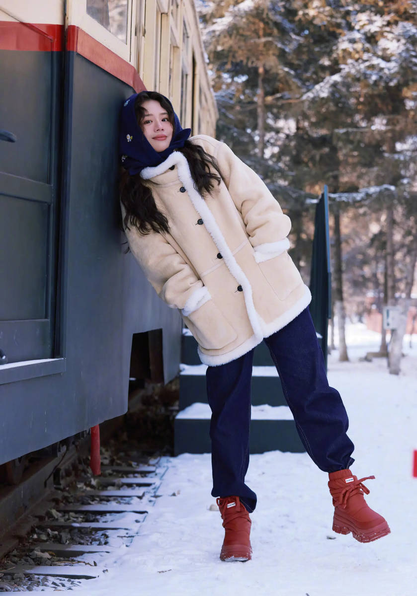 马思纯晒长春旅游照！冬日雪地上开心奔跑元气满满