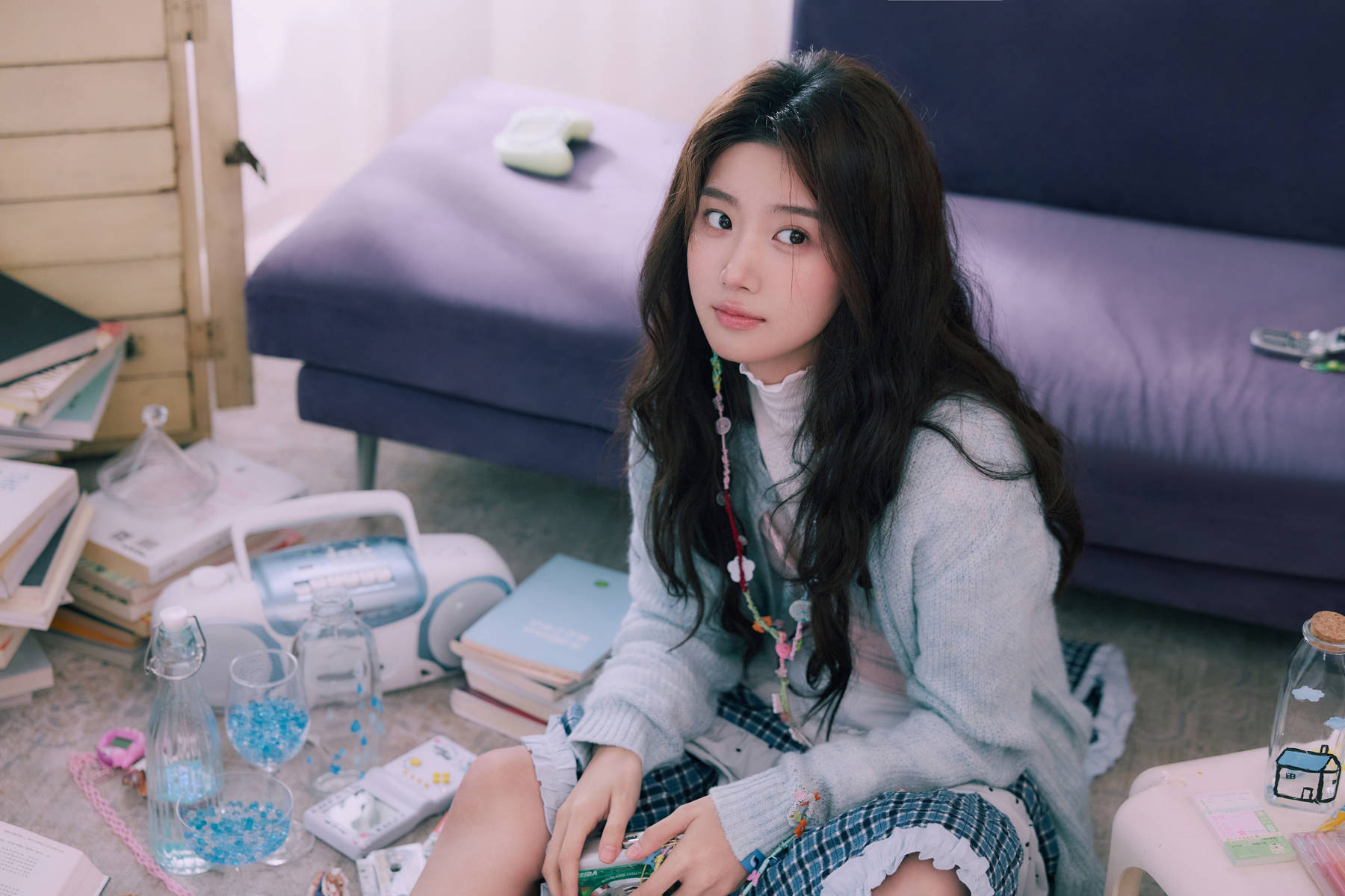 卢昱晓化身糖果少女清纯浪漫 双手托腮灵动娇憨