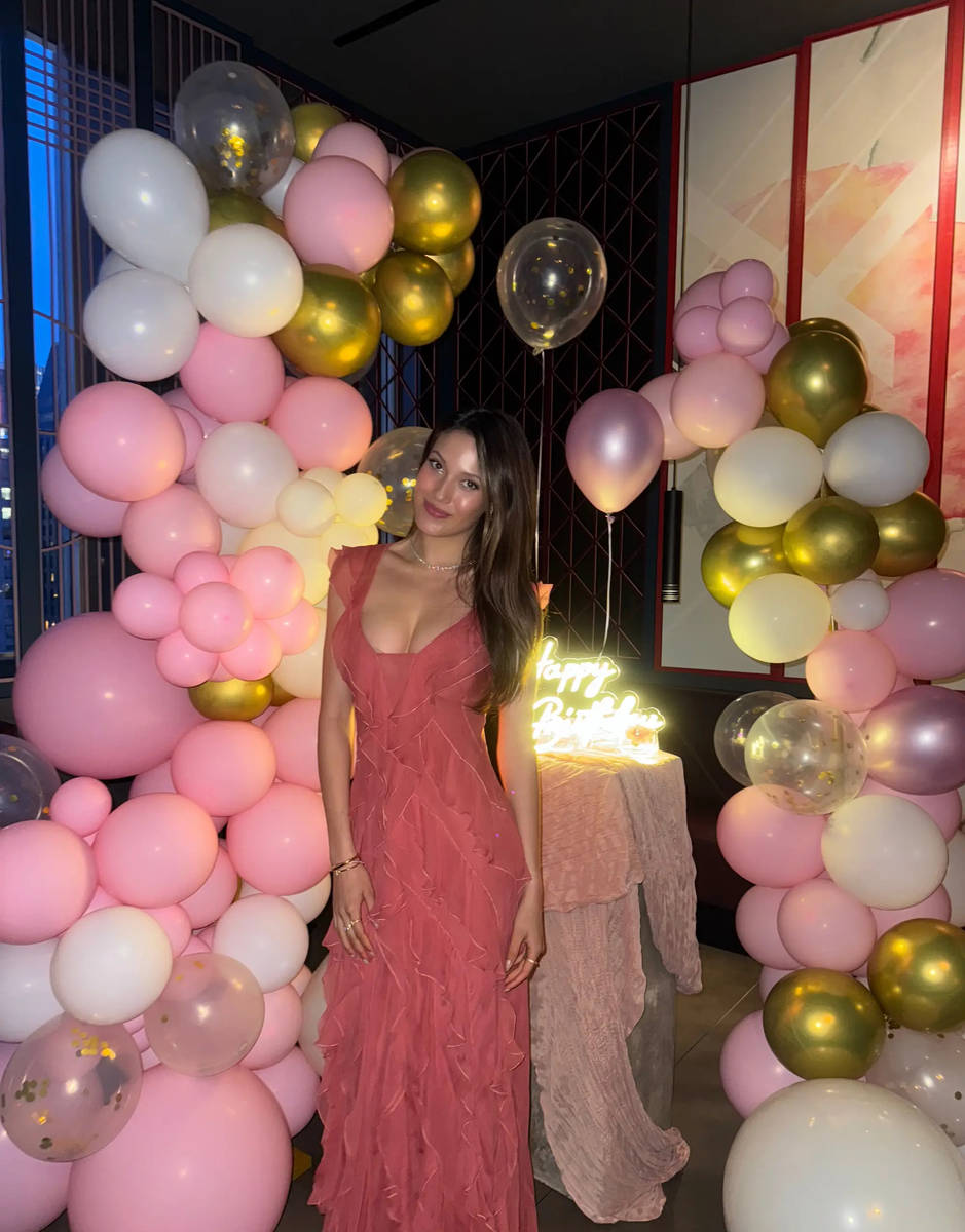 谷爱凌更新生活美照！大方秀纤细美腿身材超好