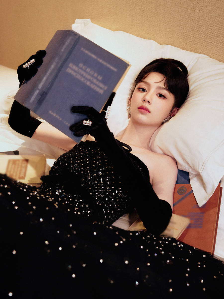 周也穿碎钻抹胸裙闪耀迷人 似千金大小姐气质优雅