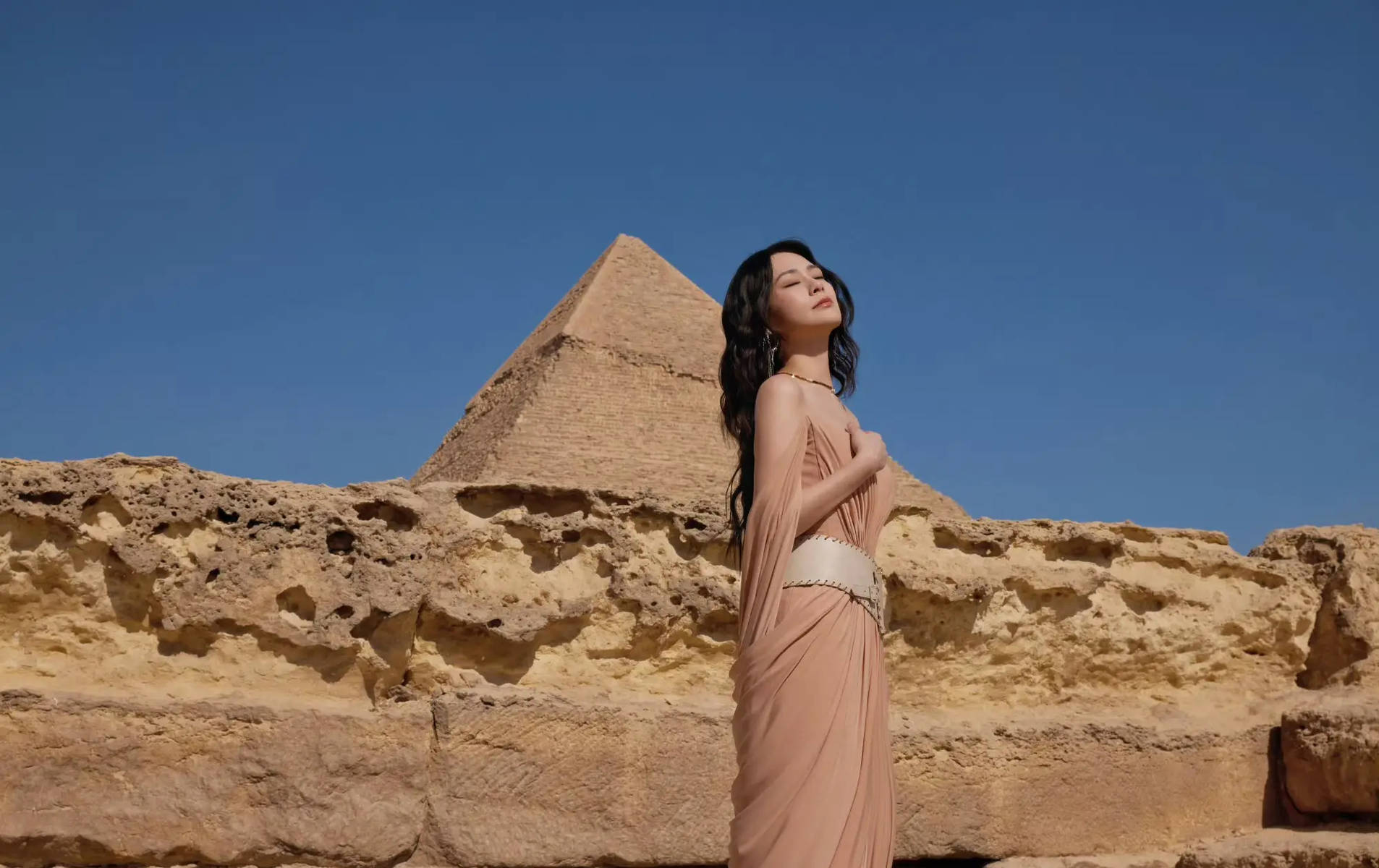 钟欣潼生日置身花海 霍汶希卡点送祝福情谊满分