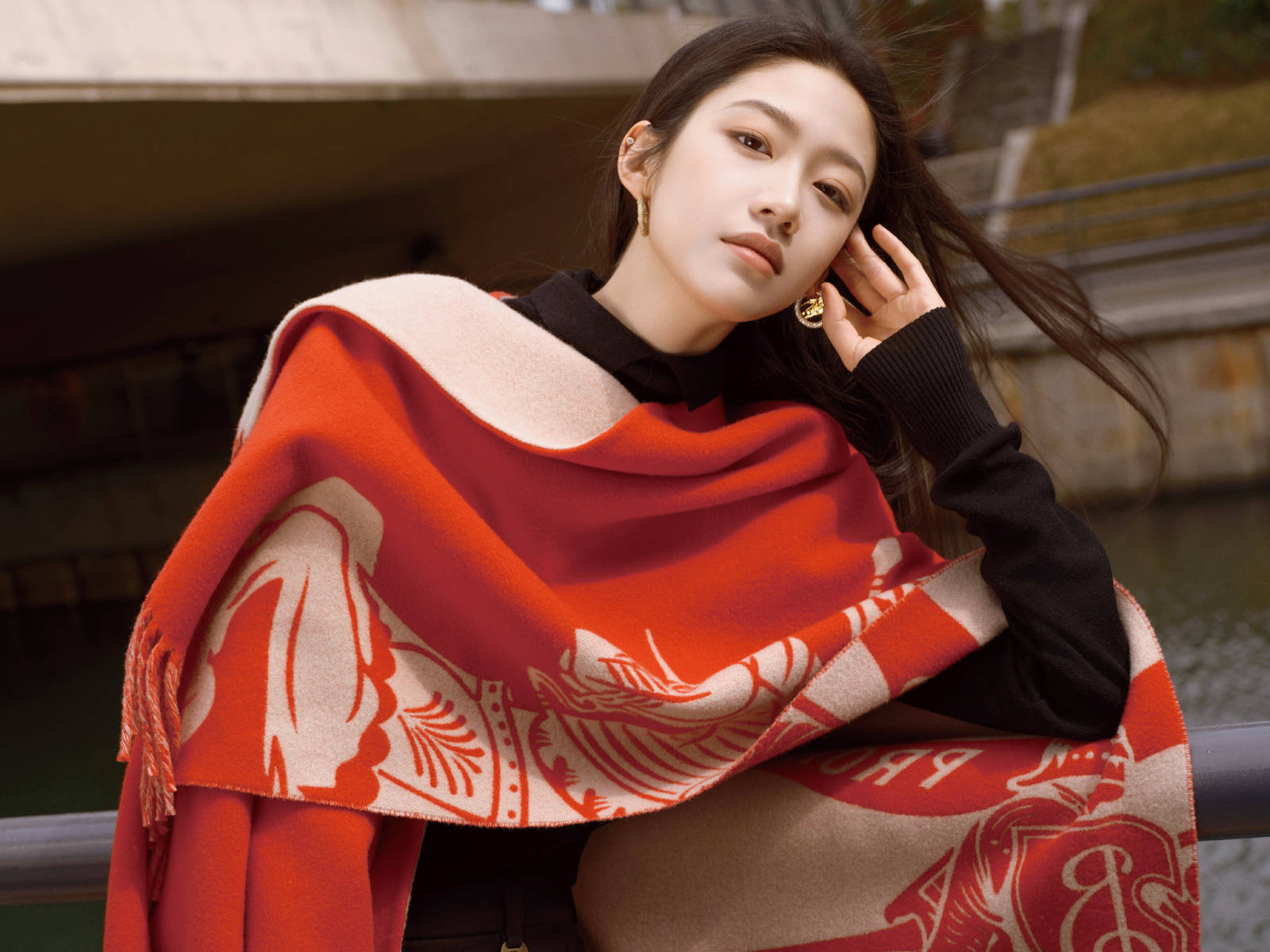 向涵之黑长直造型气质清冷 垂眸浅笑松弛又温柔