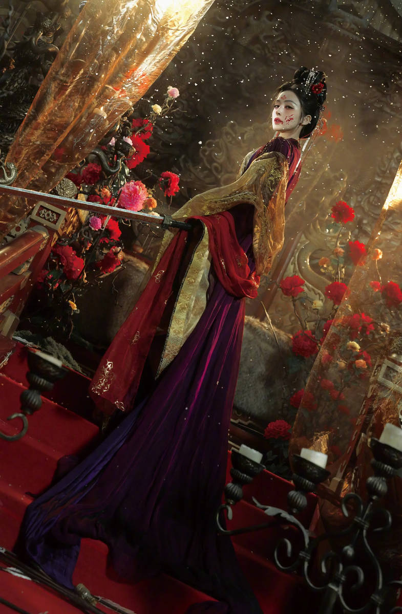 古力娜扎紫金古风裙配花钿 冷艳破碎气质清冷