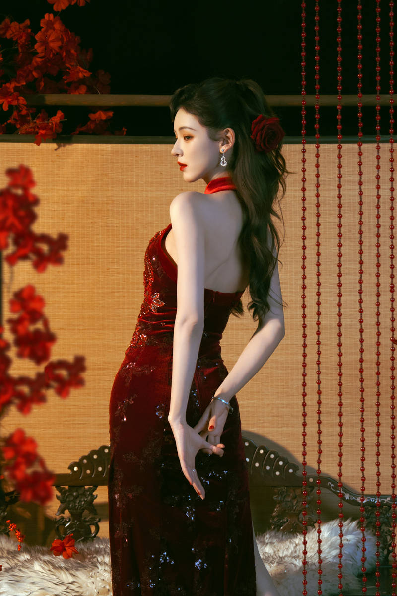张予曦穿红色旗袍明艳动人！宛若玫瑰女郎性感妩媚