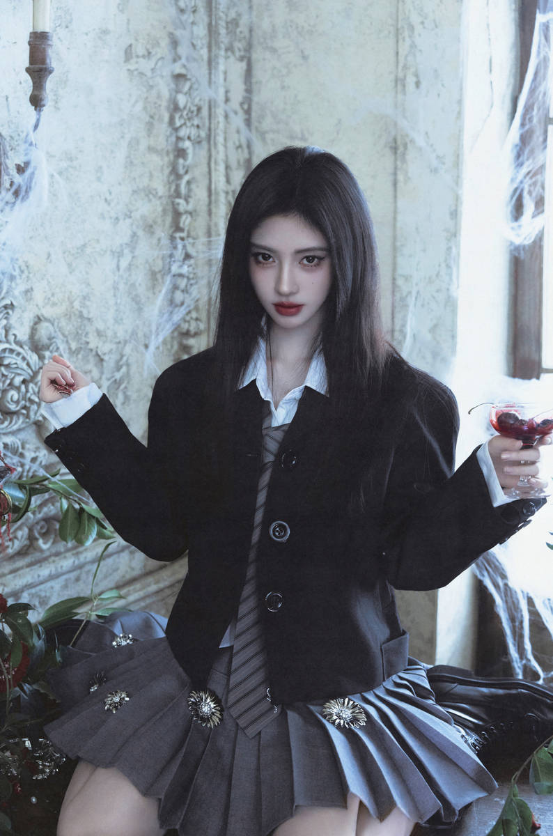 鞠婧祎化身暗黑学院风阴郁少女！眼神犀利气场全开