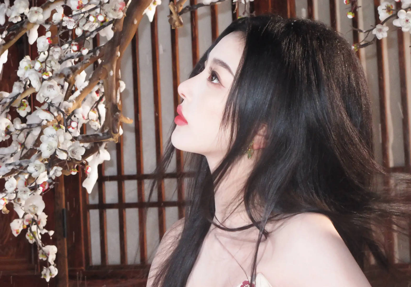 孔雪儿穿抹胸梅花裙气质清雅 黑发垂肩似古典美人