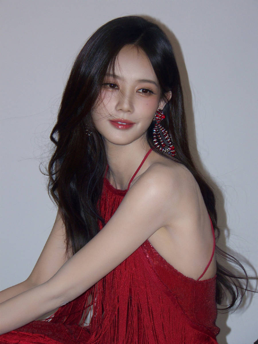 李一桐穿红色挂脖裙优美大方 单手捋头发英姿飒爽