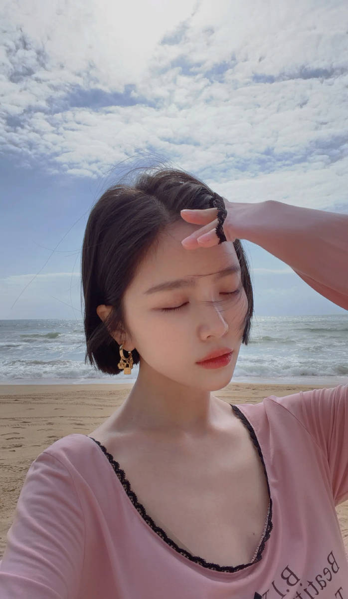 王灿与老公去海南度假！杜淳站老婆身后似贴身保镖