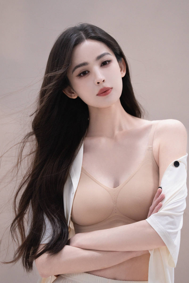 娜扎穿白色衬衣纯欲感十足！大方展露迷人身材