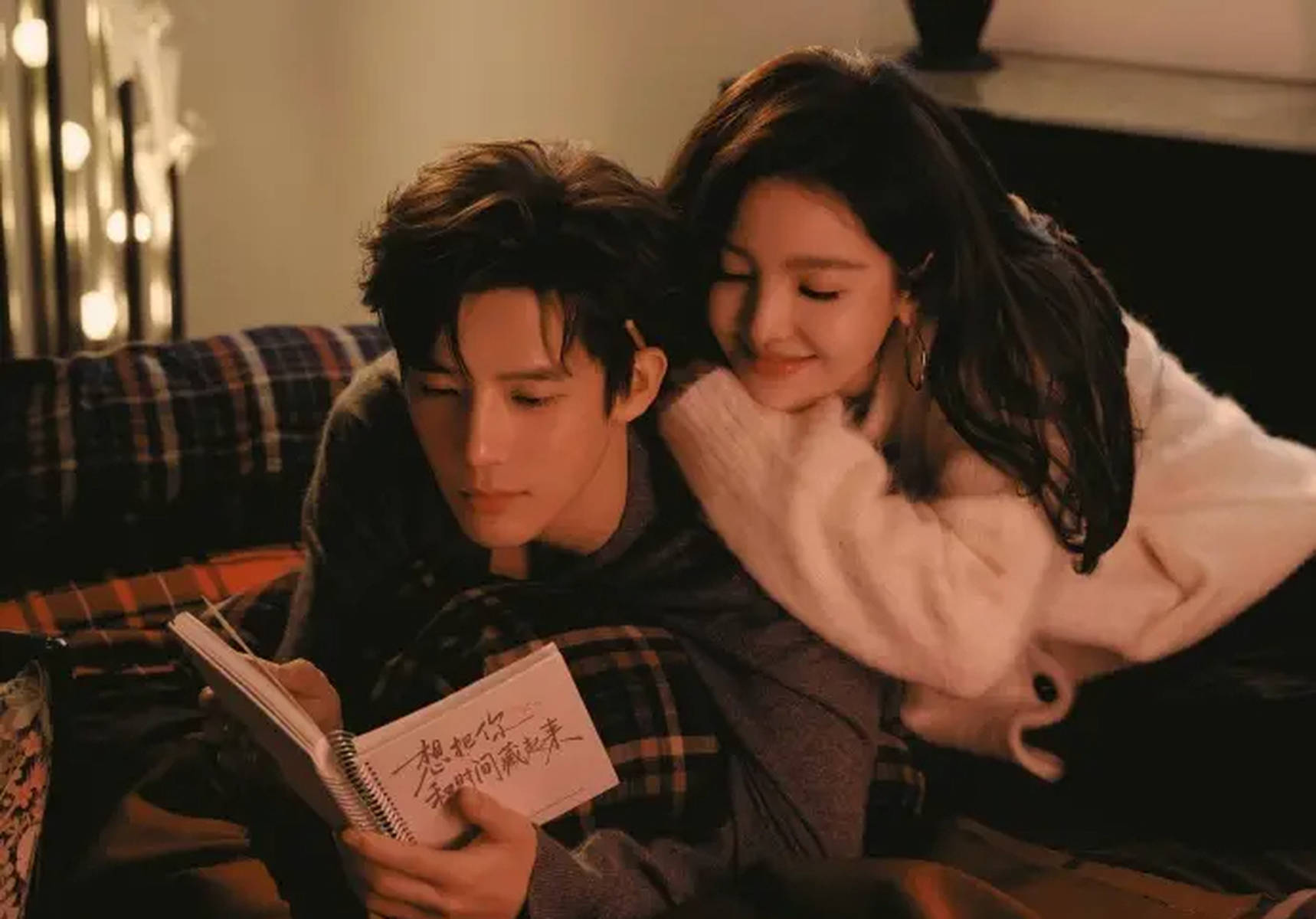 章若楠王安宇甜笑依偎画面养眼 温柔对视甜度超标